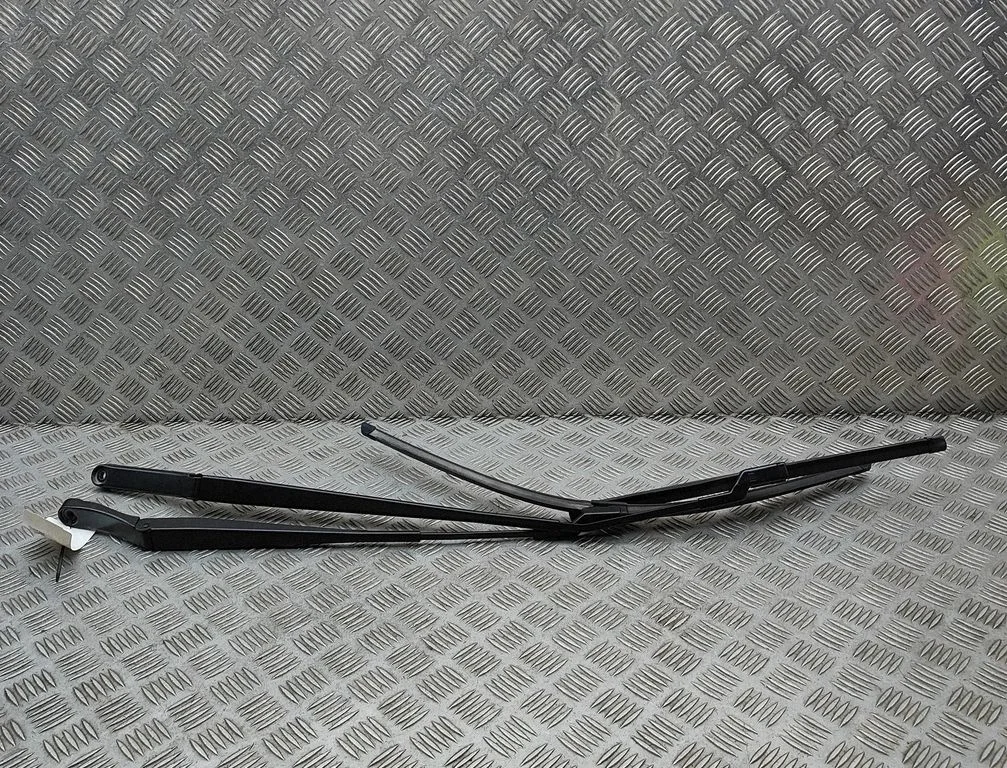 Priekšējā stikla tīrītājs 11C955410