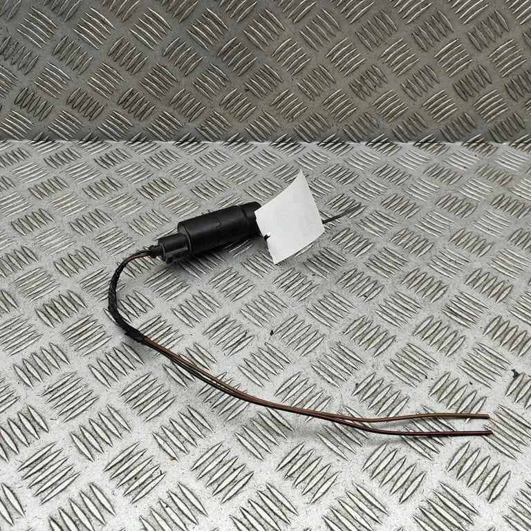 Lukturu apskalošanas šķidruma sūknis 3B7955681