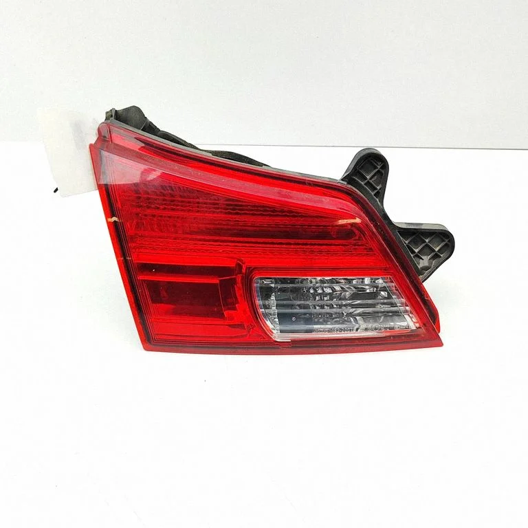 Lampa tylna w klapie – Subaru Legacy (2010-2016)