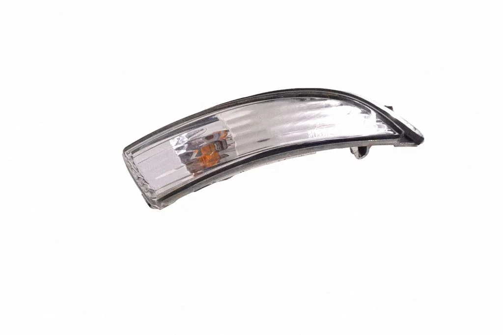 Pagrieziena lukturis spogulī 8A6113B382A