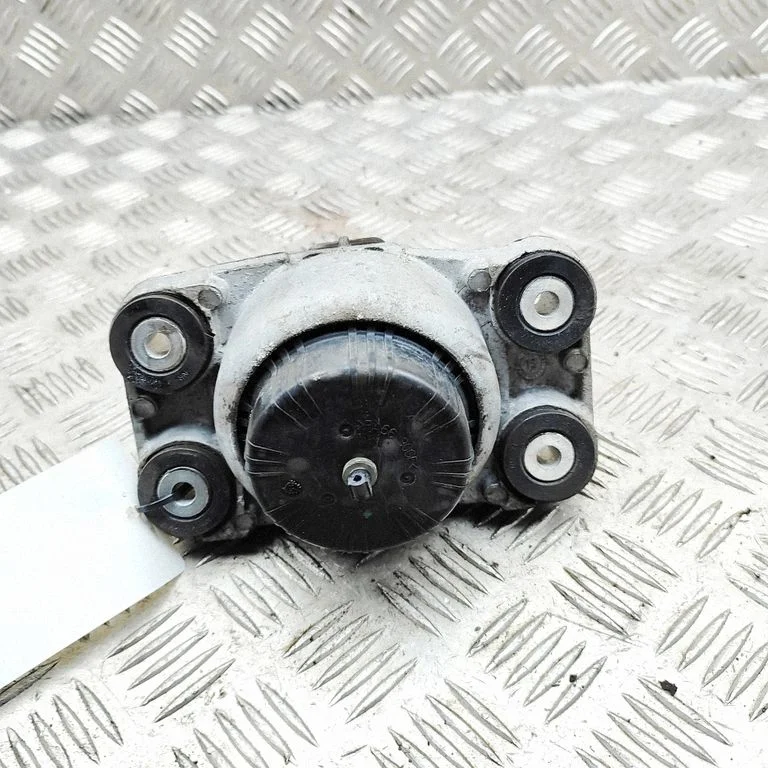 Engine mount bracket LR057632
