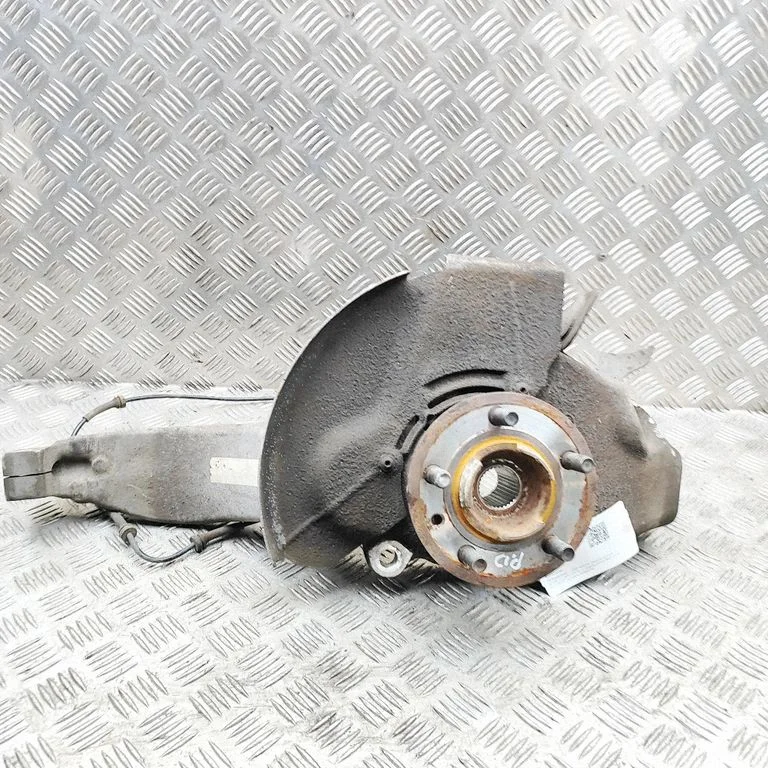 Front wheel hub LR078375