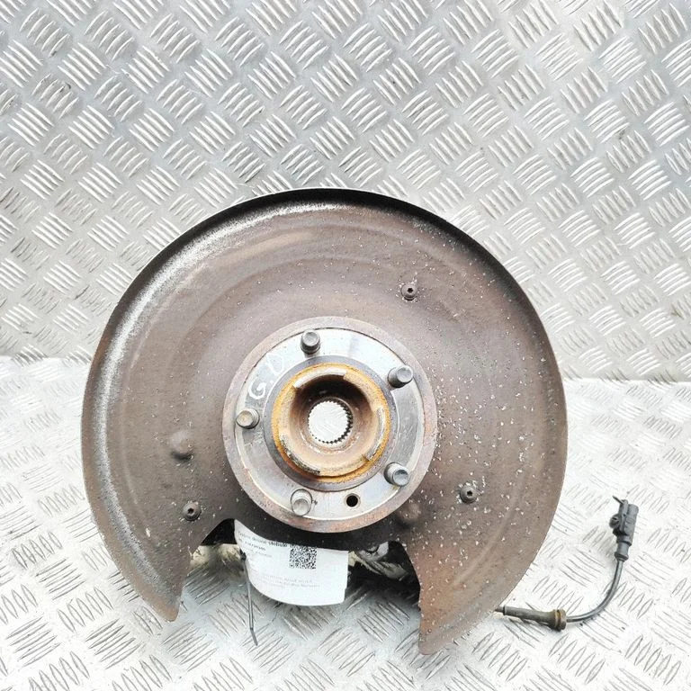 Rear wheel hub LR077894