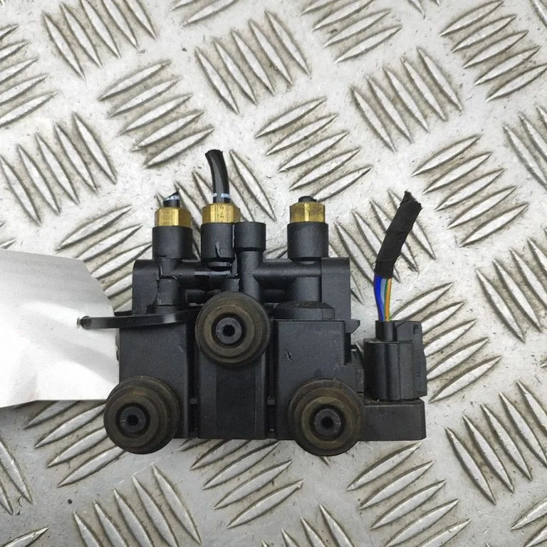 Air suspension control unit module (rear) – Land Rover Defender (2020-)