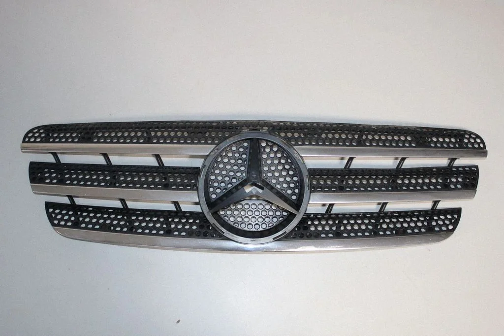 Front bumper upper radiator grill