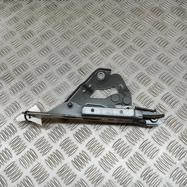 Motora pārsega eņģe (-es) 4J3823295A
