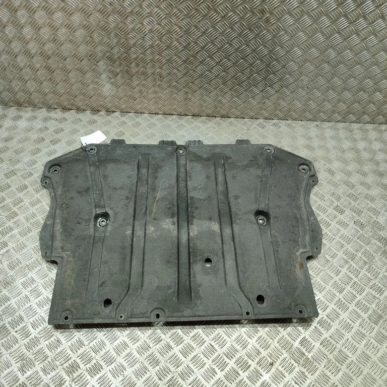 Esistange põhjakaitse 32241087 – Volvo EC40 (2024-)