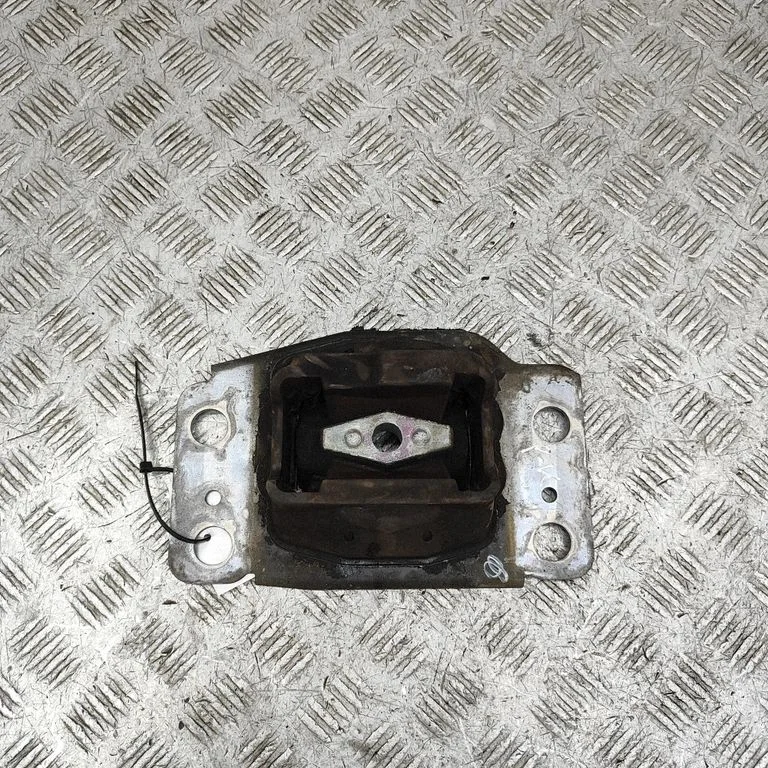 Ātrumkārbas spilvens 7G917M121BA