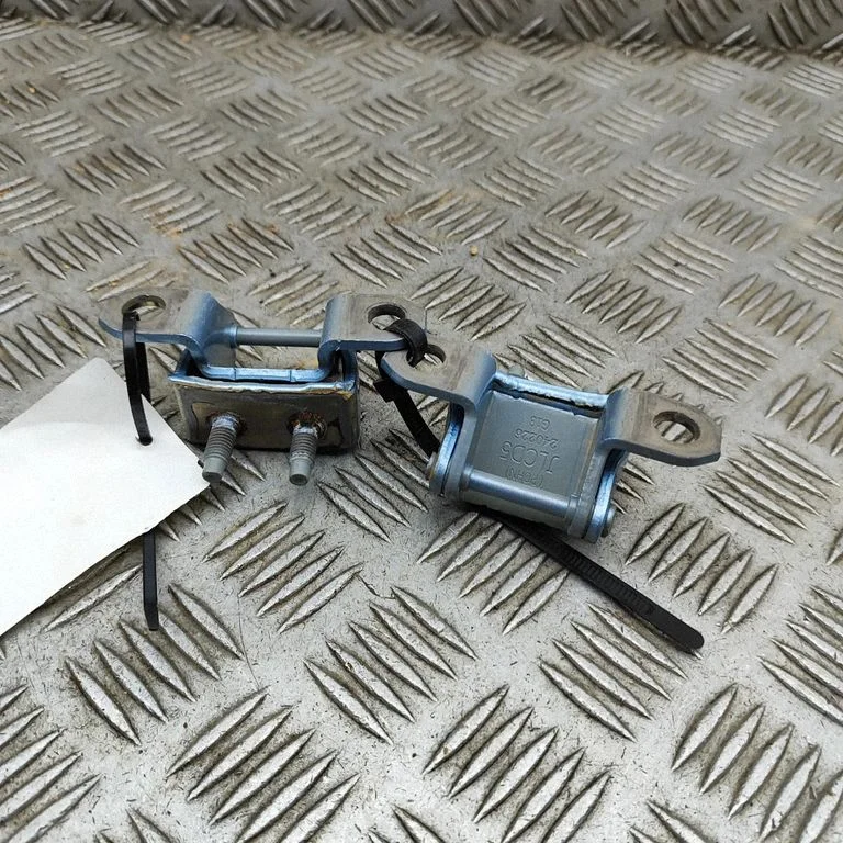 Zawiasy klapy bagażnika SA3F6306100U