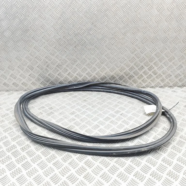 Bagāžnieka blīvgumija (uz virsbūves) A2977402600