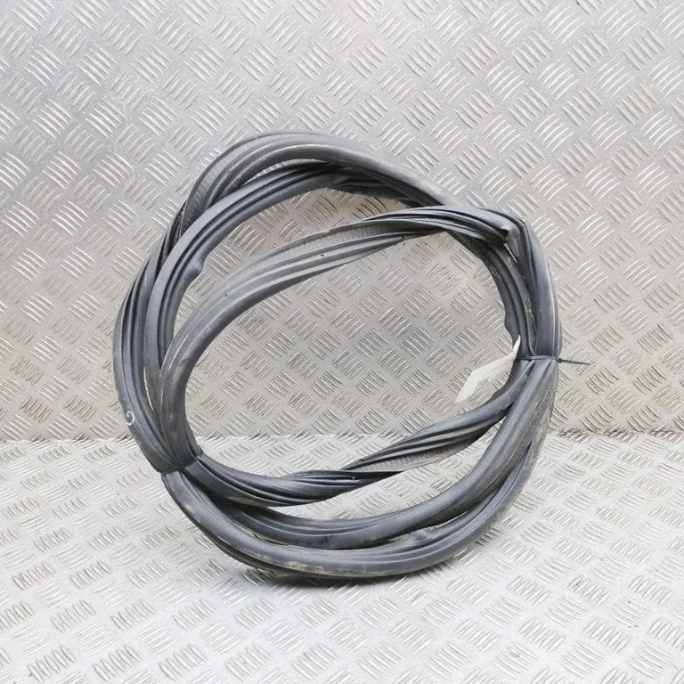 Loading door rubber seal (on body) LJ8BR404A07AA