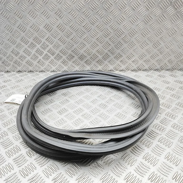 Bagāžnieka blīvgumija (uz virsbūves) A2977400900