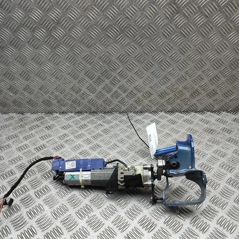 Aizmugurējā vāka piesaistes motors 8R0827852