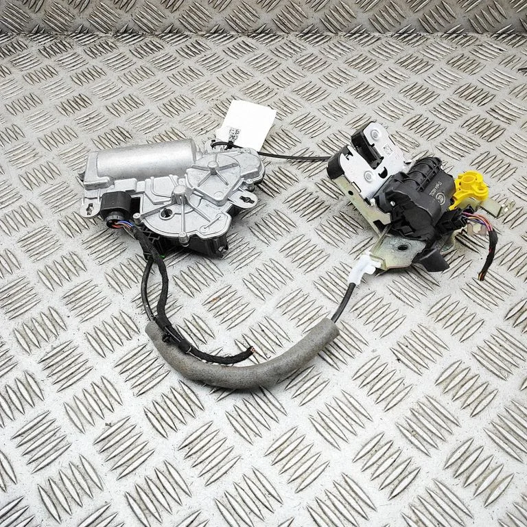 Aizmugurējā vāka piesaistes motors 4M0827506E
