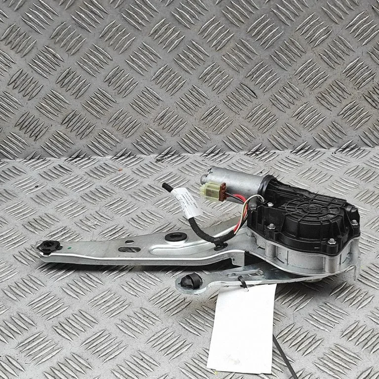 Aizmugurējā vāka piesaistes motors A2226200442