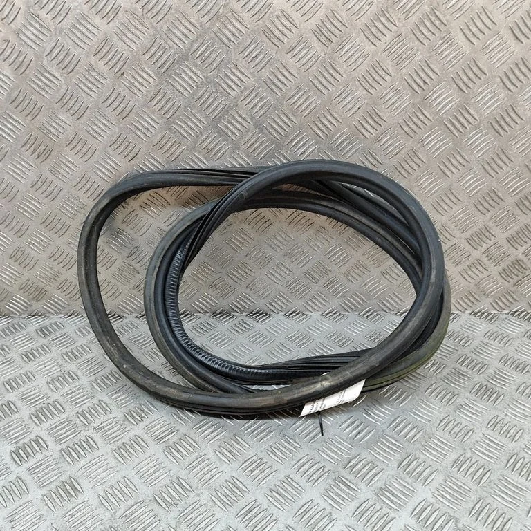 Priekšējo durvju blīvgumija (uz virsbūves) 4G0837911C