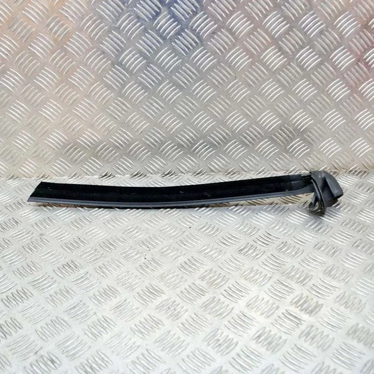 Uszczelka drzwi tylnych (na karoserii) 7267934