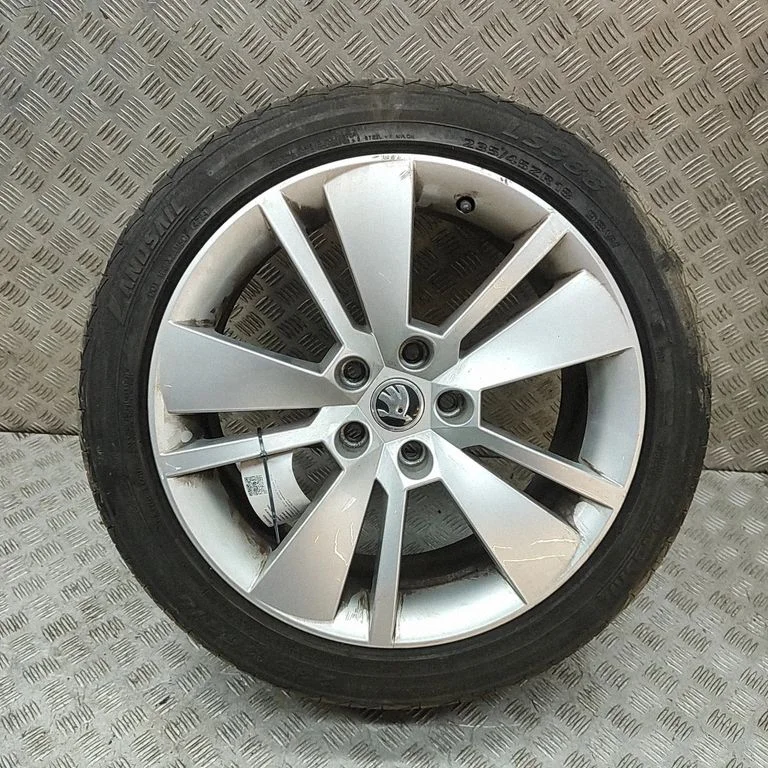 R18 alloy rim 3V0601025F