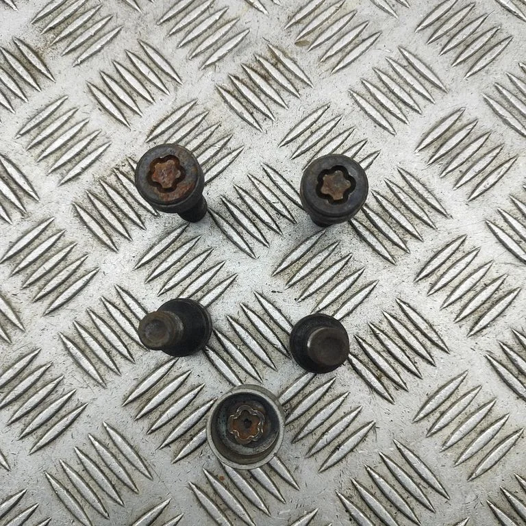 Anti-theft wheel nuts and lock – BMW X4 G02 (2018-)