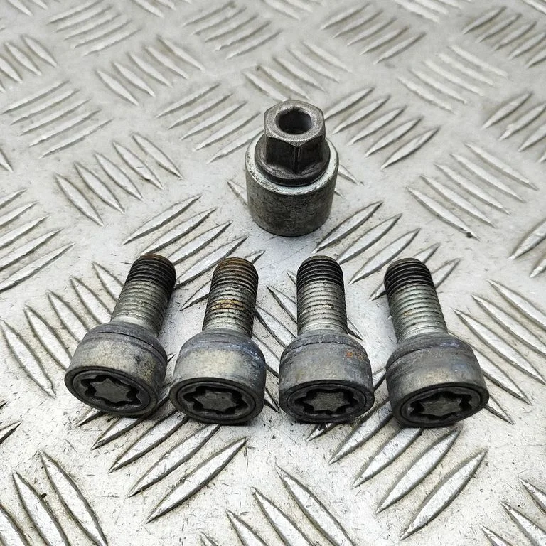 Anti-theft wheel nuts and lock – Skoda Superb B8 (3V) (2015-2024)
