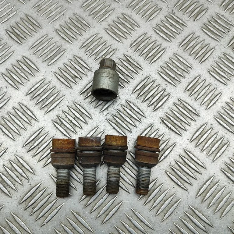 Anti-theft wheel nuts and lock – Audi RS Q3 (2013-2018)