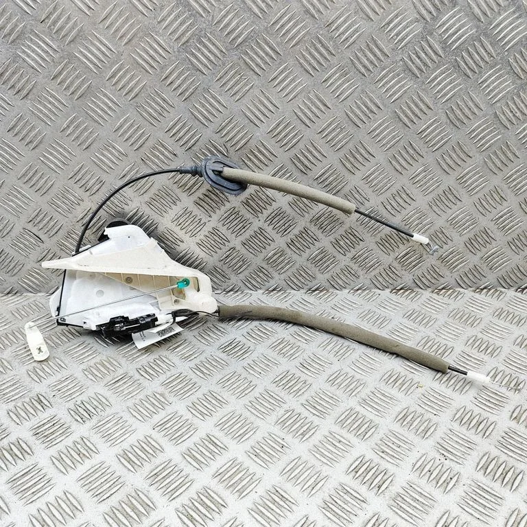 Priekšējā slēdzene (pie roktura) 805039904R