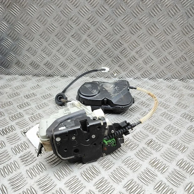 Coupe door lock (next to the handle) 971837015E