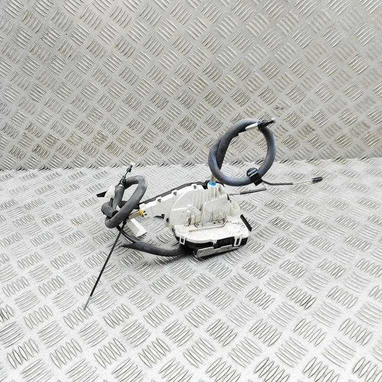 Priekšējā slēdzene (pie roktura) 670006845