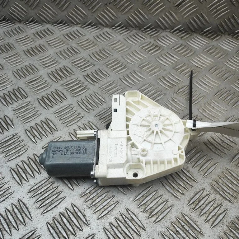 Priekšējā loga pacēlāja motoriņš 8K0959802B
