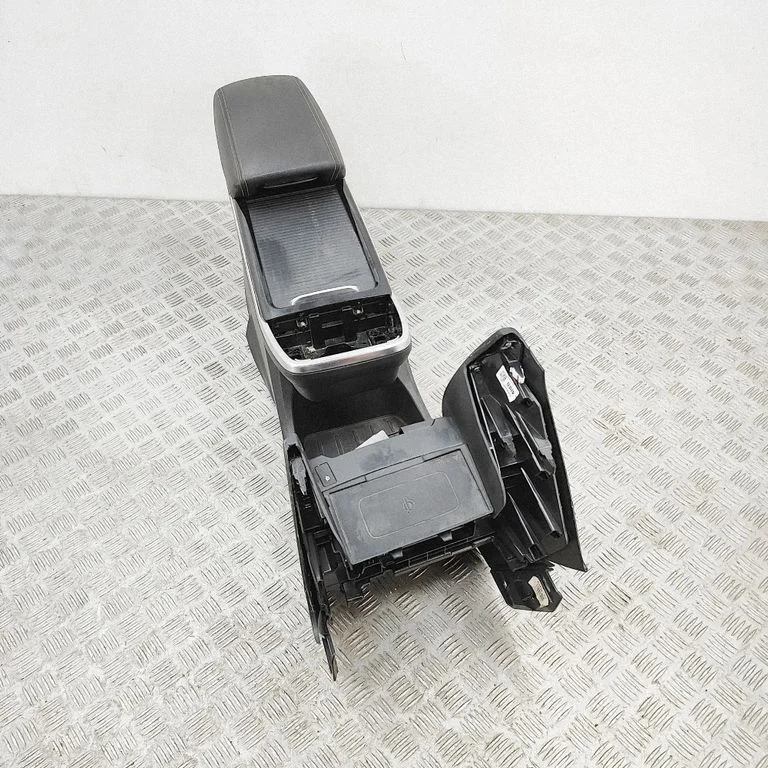 Center console 84611Q4900WK