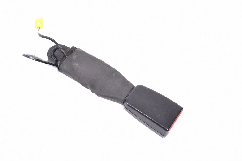 Middle seatbelt buckle (rear) – Mercedes-Benz C-Class AMG W204 (2007-2014)