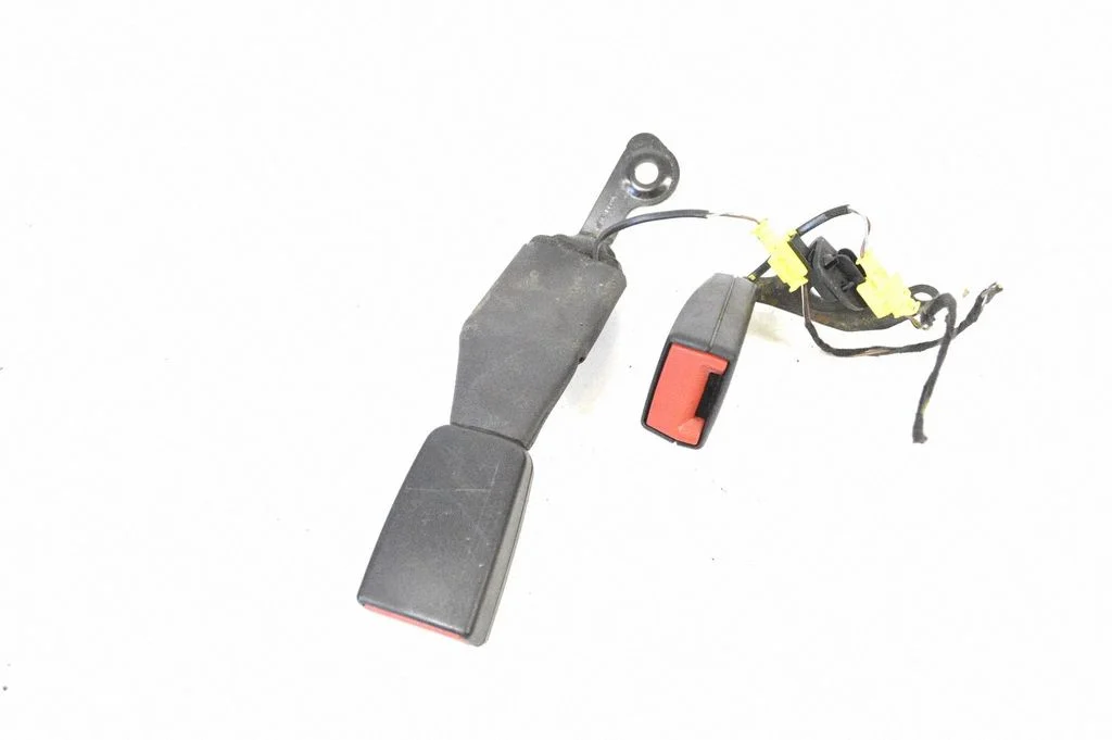 Middle seatbelt buckle (rear) – Mercedes-Benz C-Class AMG W204 (2007-2014)