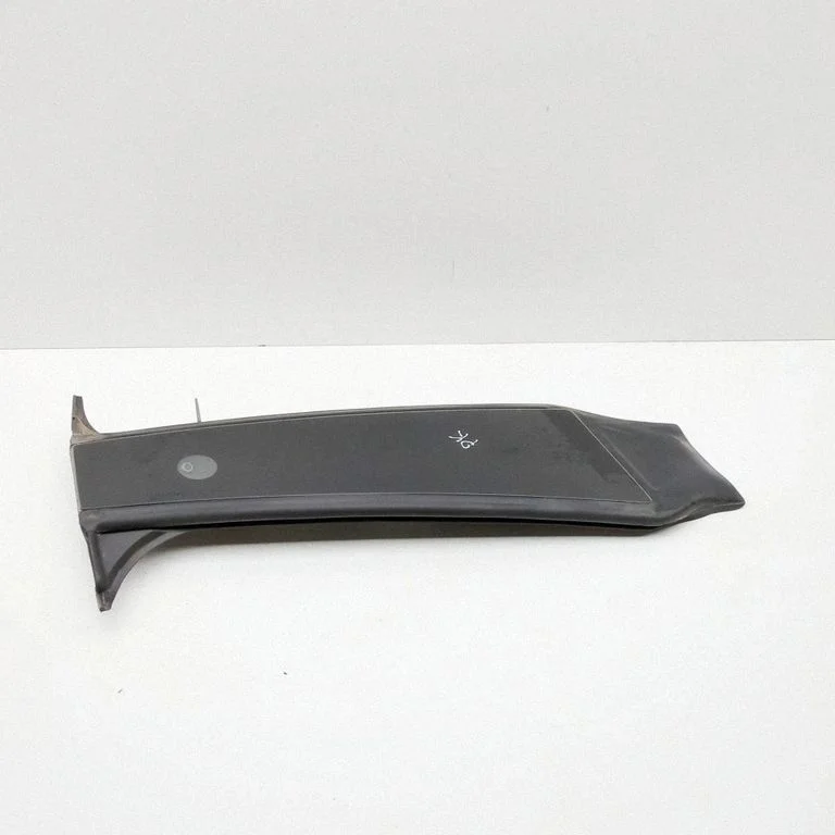 (B) statņa apdare (apakšējā) – Tesla Model Y (2020-)