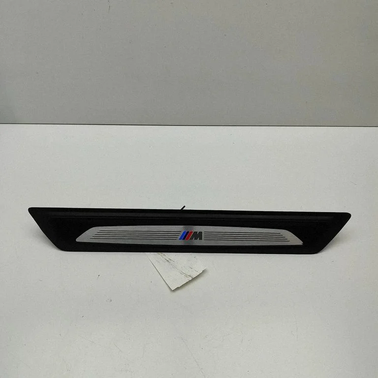 Aizmugurējā sliekšņa apdare (ārējā) 8051037