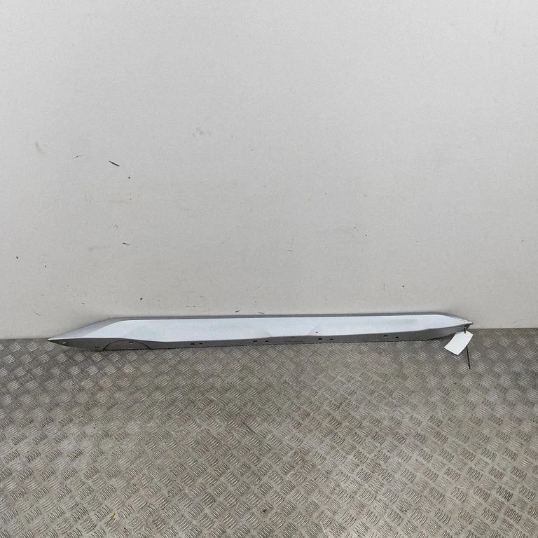 Aizmugurējā sliekšņa apdare (ārējā) 5A01684
