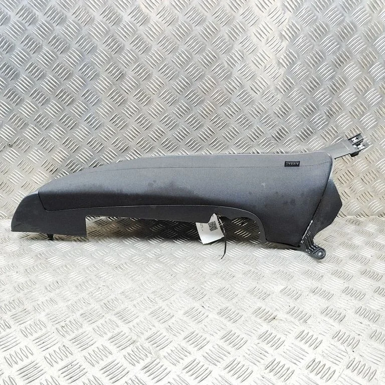 Rear seat side bottom trim 3G5885701D