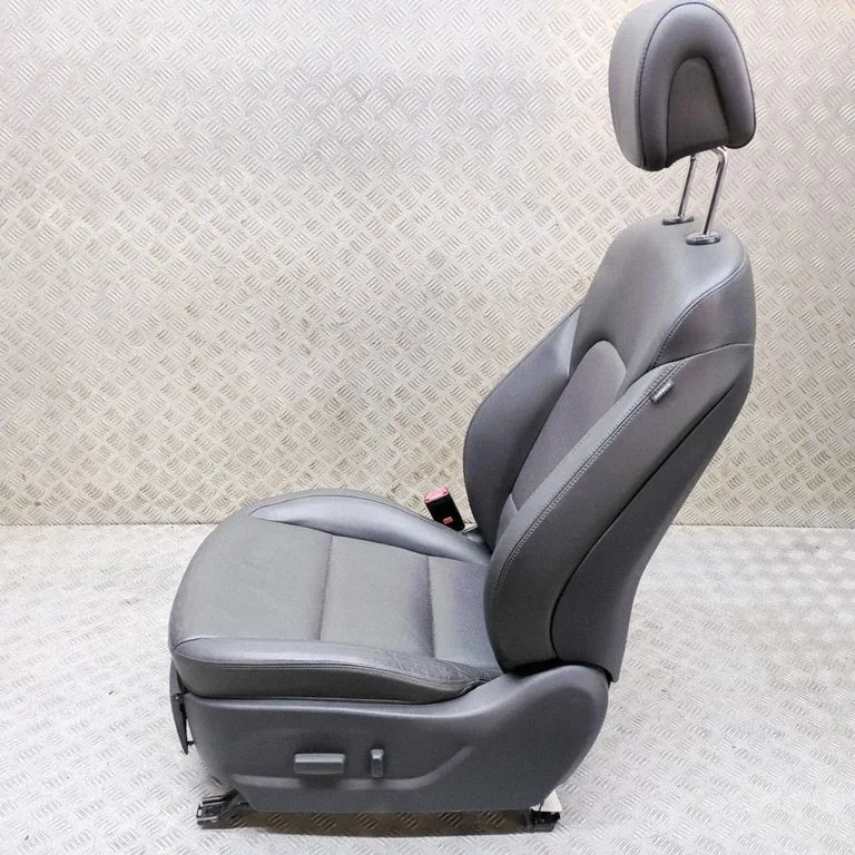 Priekšējais vadītāja sēdeklis 885812W000