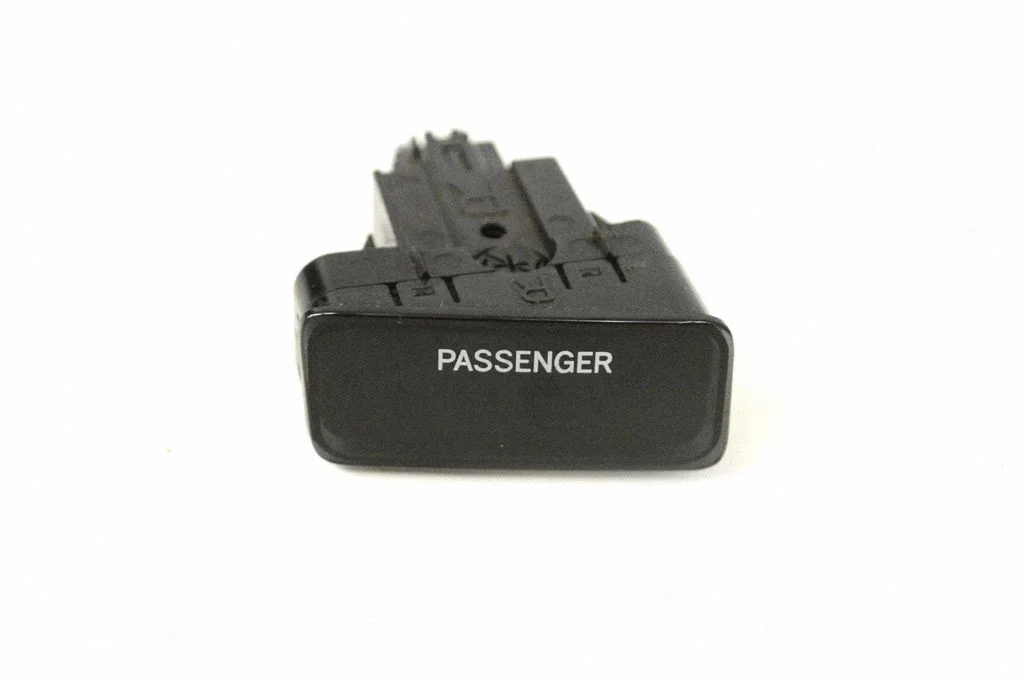 Passenger airbag on/off switch – Toyota Land Cruiser (J120) (2002-2009)