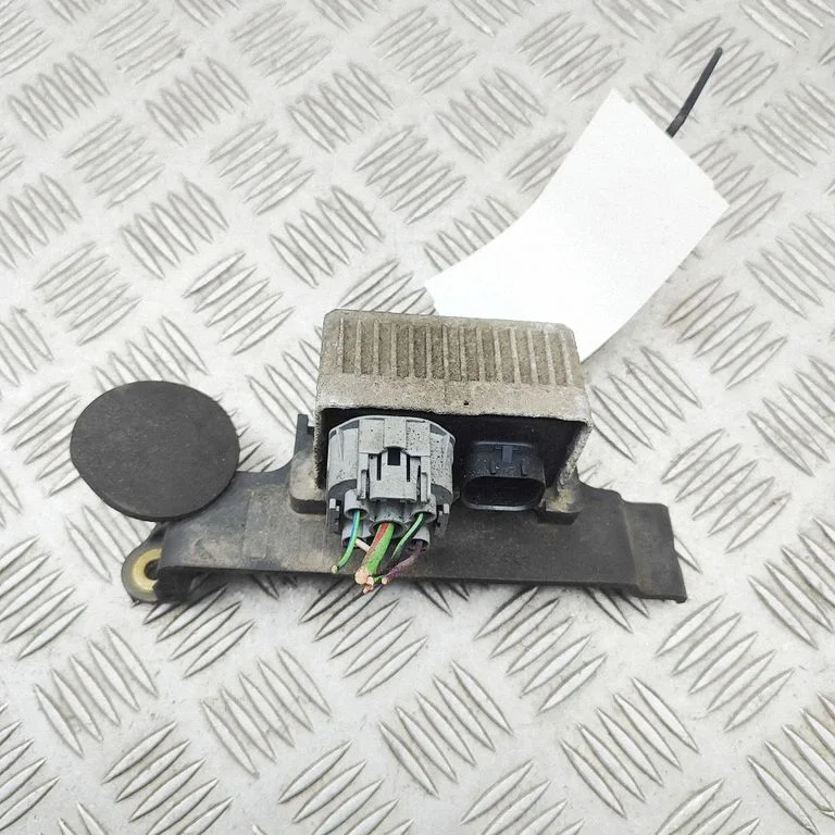 Kvēlsveču priekšuzsildes relejs CC1112B533AB