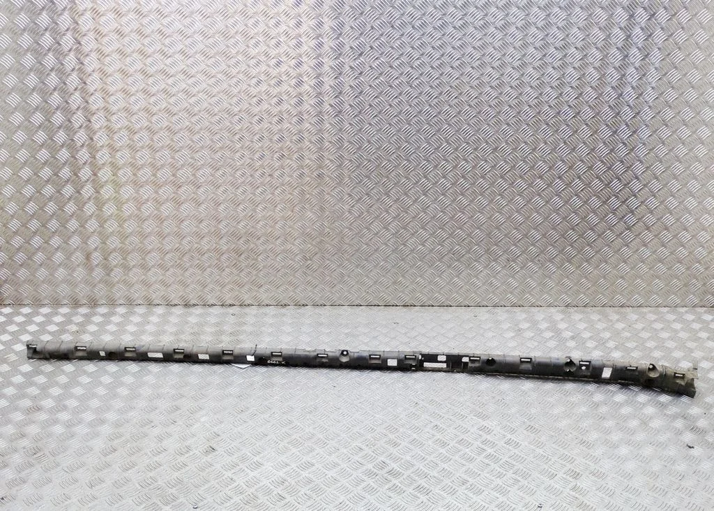 Sill supporting ledge 104669000B