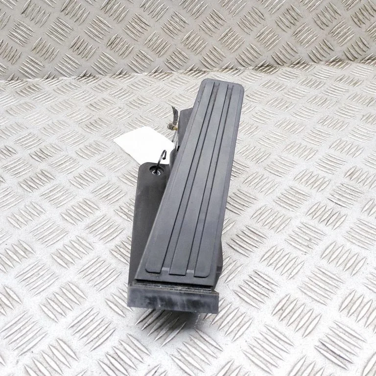 Accelerator throttle pedal 982723507A