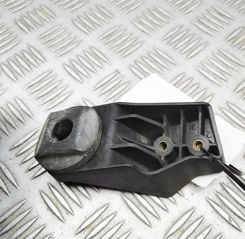 Radiatoru paneļa kronšteins J8A28K337AD