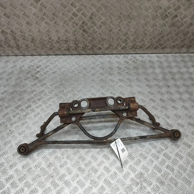 Rear differential/diff mount bracket MJA3713AD