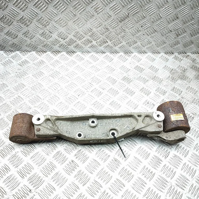 Rear differential/diff mount bracket 31437952