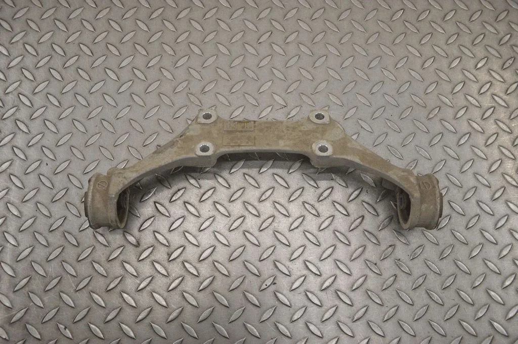 Aizmugurējā reduktora kronšteins K3832