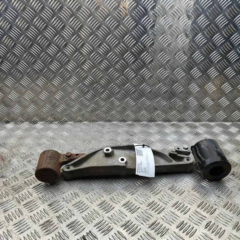Rear differential/diff mount bracket 31437943