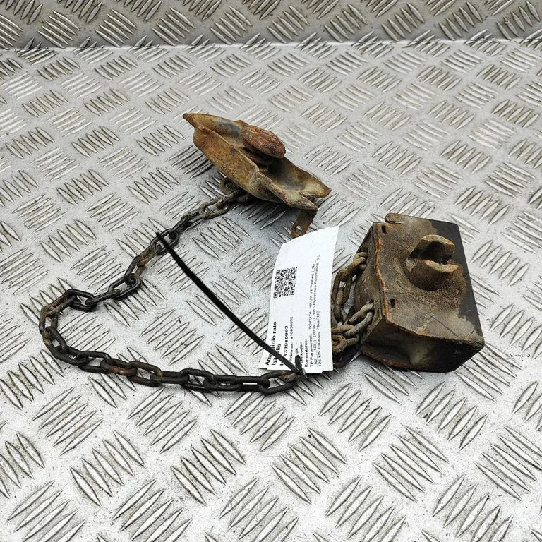Varuratta kinnitusklamber – Toyota Hilux (AN10, AN20, AN30) (2011-2015)