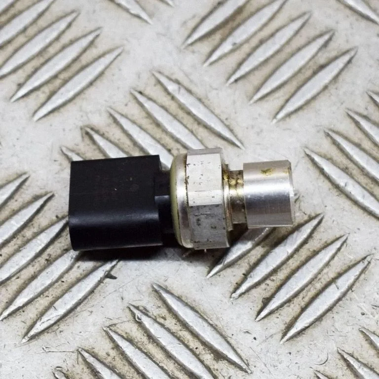 Air conditioning (A/C) pressure sensor – Volkswagen e-Golf (2014-)