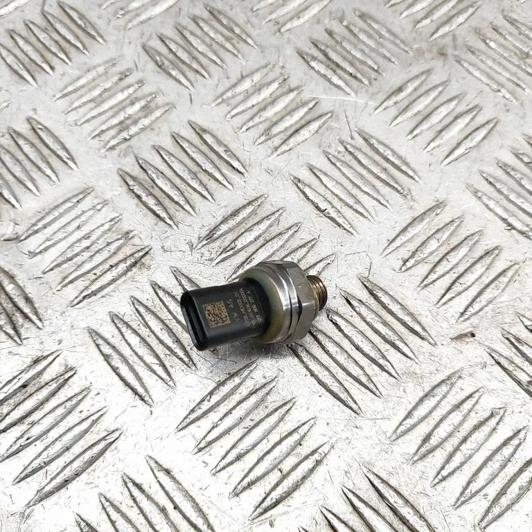 Eļļas spiediena sensors 05E906277A