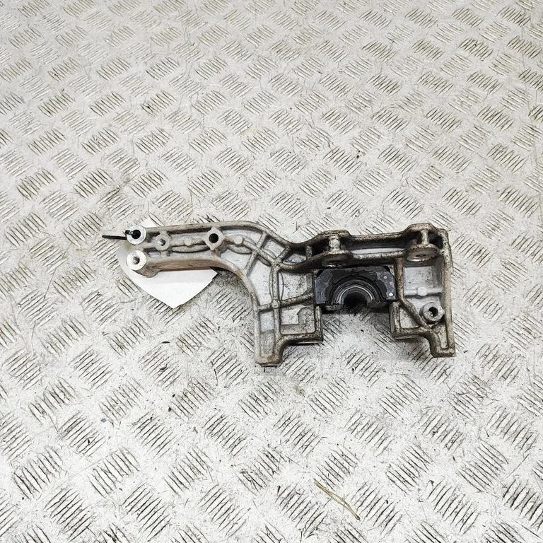 Uchwyt stabilizatora przedni 9J1413358A